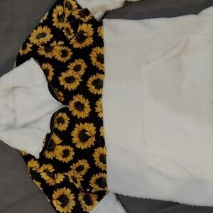 Women's Sunflower XL pullover sweater.  With pockets